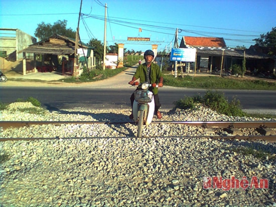 Người dân thấp thỏm khi lưu thông qua đường ngang dân sinh