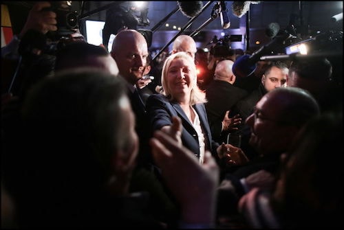 Bà Marine Le Pen - người đứng đầu đảng FN nhận tin chiến thắng tối ngày 6/12. Ảnh: Le Monde.