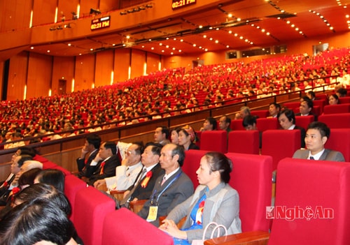 Các đại biểu nghe tham luận của các cá nhân, tập thể điển hình tiên tiến.