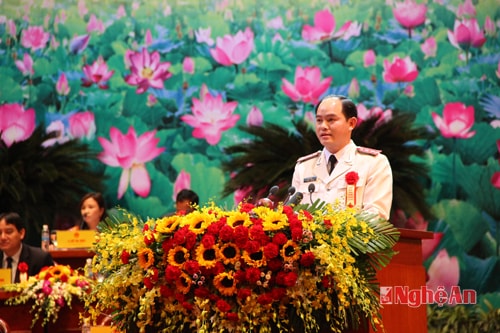 Đại úy Sằn A Phật - Phó Đội trưởng Đội An ninh, Công an huyện Tiên Yên, Quảng Ninh phát biểu tham luận tại Đại hội, chia sẻ những kỷ niệm vượt qua khó khăn, thách thức, tích cực bám bản thực hiện “4 cùng” để vận động nhân dân giữ gìn an ninh trật tự vùng đồng bào dân tộc thiểu số.