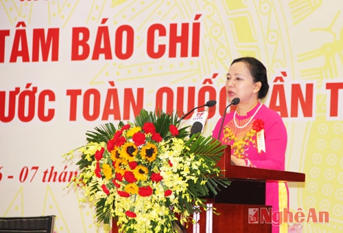 Đồng chí Trần Thị Hà - Thứ trưởng Bộ Nội vụ, Phó Chủ tịch Thường trực Hội đồng Thi đua - Khen thưởng Trung ương, Trưởng Ban Thi đua - Khen thưởng Trung ương giới thiệu khái quát kết quả Đại hội thi đua yêu nước toàn quốc lần thứ IX.