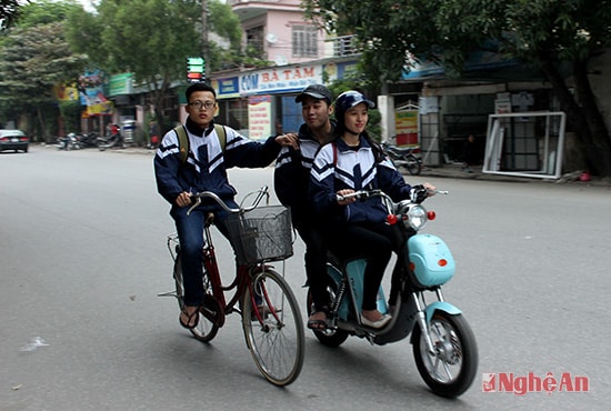 Đùa giỡn trên đường (ảnh chụp trên đường Phong Định Cảng) 