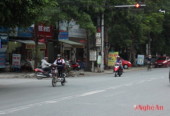 Và không ngần ngại vượt đèn đỏ (Ảnh chụp trên đường Hà Huy Tập, TP Vinh)   