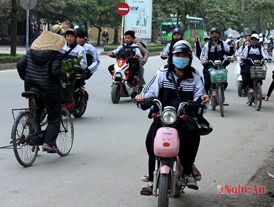 Học sinh điều khiển xe đạp, xe máy điện bất chấp các quy định về ATGT của không chỉ gây nguy hiểm cho bản thân mà còn ảnh hưởng  đến những người tham gia giao thông khác.