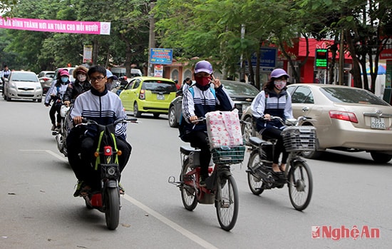 Không khó để bắt gặp những hình ảnh những học sinh đi xe máy, xe đạp điện dàn hàng ngang trên phố, bất chấp các quy định về ATGT (Ảnh chụp trên đường Phan Bội Châu, TP Vinh) 