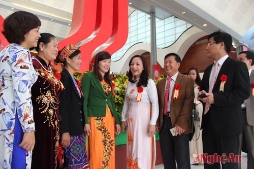 Các đại biểu trao đổi kinh nghiệm về thực hiện phong trào thi đua.