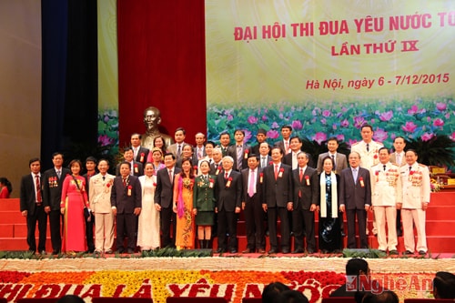 Đoàn đại biểu tỉnh Nghệ An chụp ảnh cùng các đồng chí lãnh đạo Đảng, nhà nước.