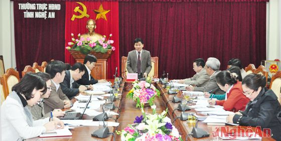 Đồng chí Trần Văn Mão - Ủy viên Thường trực HĐND tỉnh phát biểu tại hội nghị