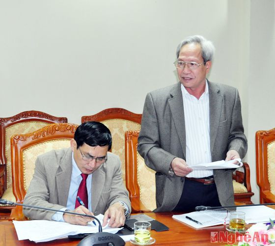 Trưởng ban Dân tộc HĐND tỉnh Moong Văn Hợi báo cáo kết quả thẩm tra dự thảo tờ trình và Nghị quyết trình kỳ họp