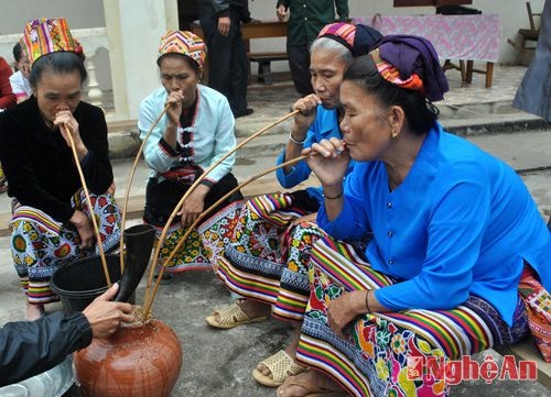 Uống rượu cần là thứ không thể thiếu được trong những ngày lễ, ngày tết của một số đồng bào dân tộc như: Thái, Khơ Mú... ở miền Tây Nghệ An.