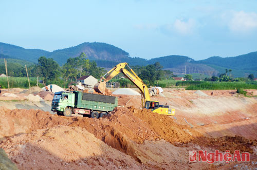 Nhà thầu đang thi công kênh tiêu Châu Bình thuộc dự án hồ chứa nước bản Mồng.