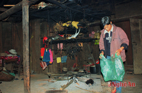 Gian bếp của ngưởi Mông được làm bằng các loại dây rừng nên rất chắc chắn. Trong ảnh: gian bếp của gia đình anh Lầu Bá Chò ở bản Ca Trên, xã Na Ngoi (Kỳ Sơn).
