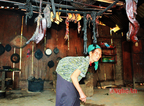 Ngoài thời gian lên nương rẫy, cuộc sống của phụ nữ Mông gắn bó với gian bếp.