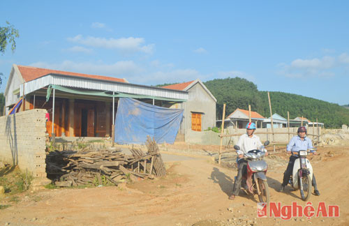 Những ngôi nhà mới của người dân bản Quỳnh 2, xã Châu Bình xây dựng lại sau khi nhận đền bù của dự án hồ chứa nước bản Mồng.