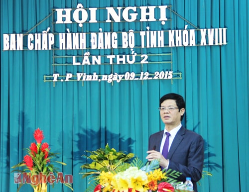 Đồng chí Lê Xuân Đại -Ủy viên BTV Tỉnh ủy, Phó Chủ tịch Thường trực UBND tỉnh trình bày báo cáo tình hình kinh tế-xã hội năm 2015, kế hoạch phát triển kinh tế-xã hội năm 2016.