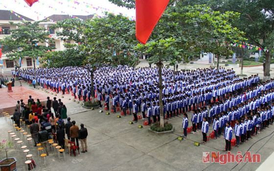 Học sinh trường THPT Thanh Chương 3 chào cờ và tưởng niệm đối với em Nguyễn Anh Tuấn