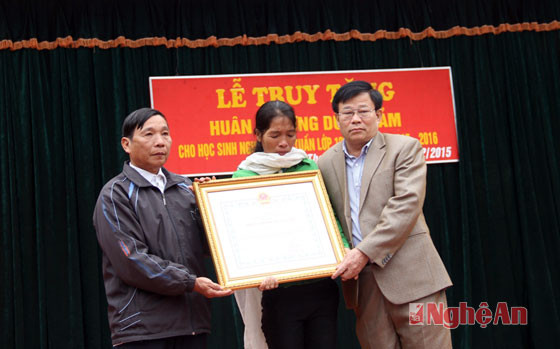Đồng chí Thái Huy Vinh, Phó Giám đốc Sở Giáo dục và Đào tạo truy tặng Huân chương dũng cảm cho gia đình em Nguyễn Anh Tuấn