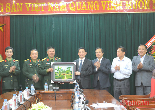 Đồng chí Hồ Đức Phớc tặng đoàn công tác Tập đoàn Viễn thông Quân đội bức tranh quê ngoại Bác Hồ.