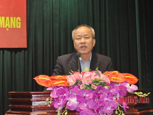 Ông Nguyễn Sơn, Phó Cục Trưởng Cục Đấu thầu Bộ Kế hoạch & Đầu tư phát biểu tại lớp học