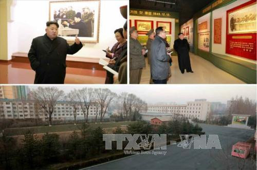 Trong chuyến thăm khu di tích Cách mạng Phyongchon ở thủ đô Bình Nhưỡng, ông Kim Jong-un (ảnh trái và phía bên phải, ảnh phải) tuyên bố Triều Tiên đang trở thành 