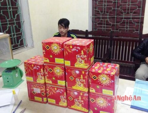 Một đối tượng buôn bán pháp nổ bị Công an TP Vinh bắt giữ cùng tang vật.