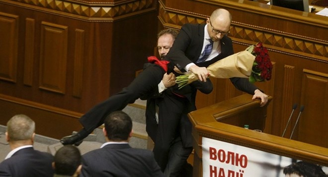 Nghị sỹ đối lập nhấc bổng ​Thủ tướng Arseniy Yatsenyuk ra khỏi bục phát biểu. (Nguồn: Reuters)