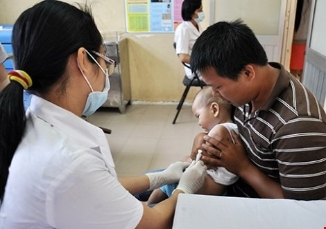 Người dân đưa trẻ đi tiêm vaccine Quinvaxem (ảnh minh họa)