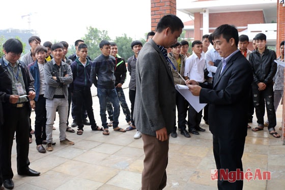 Các thí sinh bắt đầu bước vàng vòng thi lý thuyết