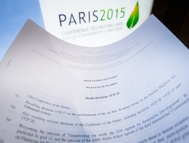 Một bản dự thảo kết quả của hội nghị COP21. Ảnh: Guardian.