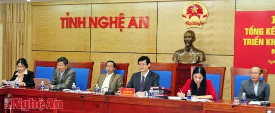 Các đồng chí Ủy viên Ban Thường vụ Lê Xuân Đại - Phó Chủ tịch UBND tỉnh, Cao Thị Hiền - Giám đốc Sở Nội vụ và các Phó Giám đốc Sở Nội vụ chủ trì tại điểm cầu Nghệ An
