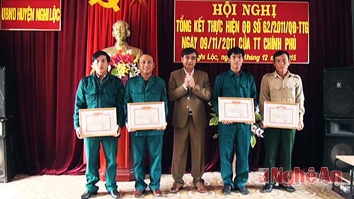Ban chỉ đạo 62 huyện trao giấy khen cho các tập thể 