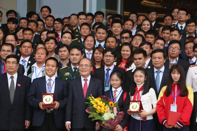Chủ tịch Quốc hội Nguyễn Sinh Hùng gặp gỡ các tài năng trẻ sáng 12/12. Ảnh: Quyên Quyên.