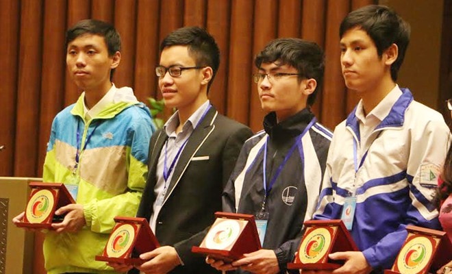 Các đại biểu tài năng trẻ nhận biểu trưng tuyên dương sáng 12/12. Ảnh: Quyên Quyên