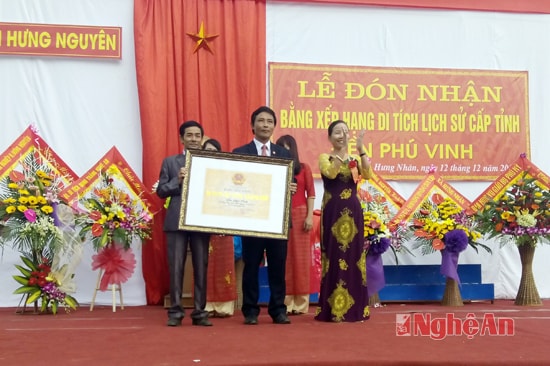 Đại diện Sở VHTT&DL trao bằng công nhận Di tích lịch sử cấp tỉnh đền Phú Vinh cho lãnh đạo xã Hưng Nhân.