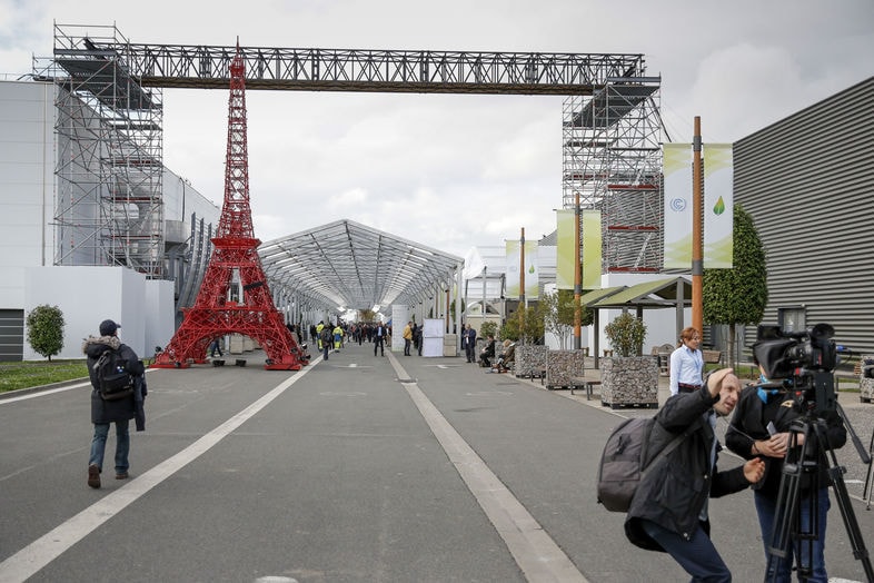 Quang cảnh bên ngoài Bourget sáng ngày 30/11. Ảnh: Le Monde.