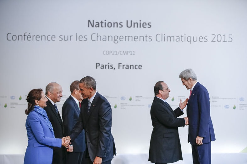 Tổng thống Pháp Francois Hollande và Tổng thư ký Liên Hợp Quốc Ban Ki-Moon đón tiếp các nguyên thủ quốc gia tới dự lễ khai mạc COP21. Ảnh: Le Monde.