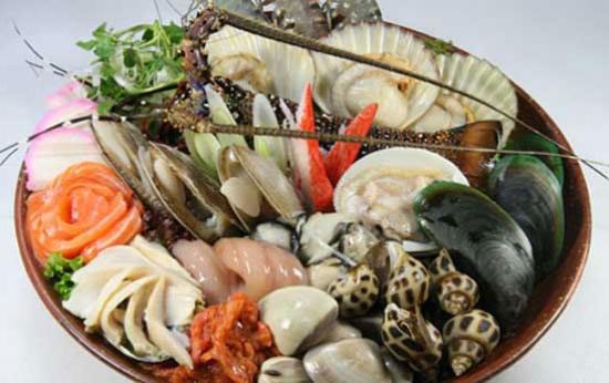 Hạn chế ăn hải sản tươi sống để phòng tránh ngộ độc. Ảnh: TL