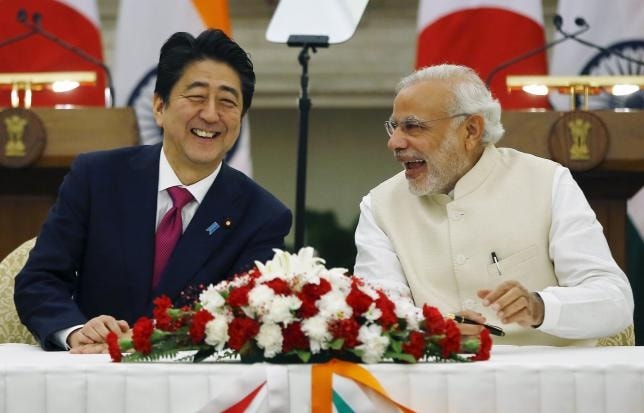 Thủ tướng Nhật Bản Shinzo Abe và Thủ tướng Ấn Độ Narendra Modi tại cuộc gặp ở New Delhi ngày 12/12. (Ảnh: Reuters) 