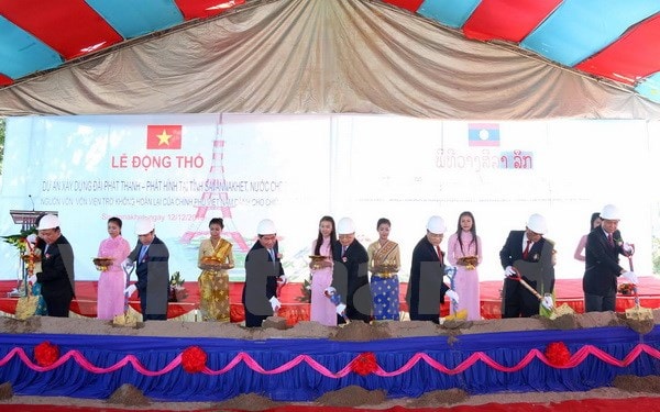 Lễ động thổ dự án xây dựng Đài phát thanh phát hình tại tỉnh Savannakhet. (Ảnh: Phạm Kiên/TTXVN)