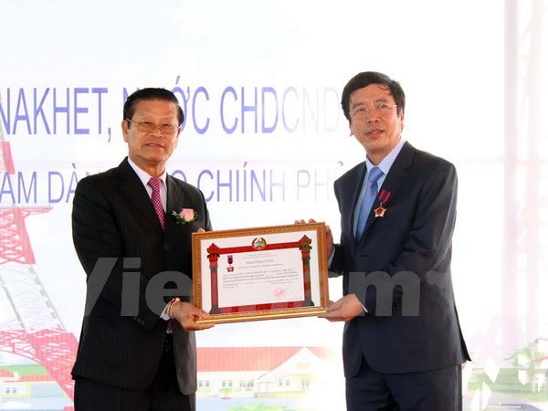 Phó Thủ tướng Lào Somsavad Lengsavath trao Huân chương Lao động hạng Ba cho Tổng Giám đốc Đài Tiếng nói Việt Nam Nguyễn Đăng Tiến. (Ảnh: Phạm Kiên/Vietnam+)