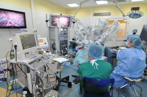 Phẫu thuật viên điều khiển các cánh ray robot mổ nội soi. Ảnh: Bệnh viện cung cấp. 