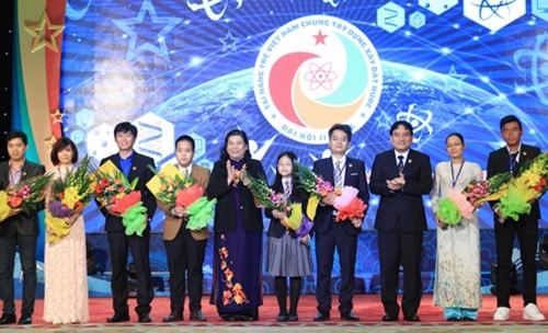 Phó Chủ tịch Quốc hội Tòng Thị Phóng tặng hoa chúc mừng đại diện tài năng trẻ tiêu biểu.