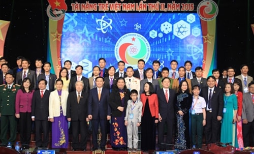 Phó Chủ tịch Quốc hội Tòng Thị Phóng cùng các đại biểu dự Đại hội Tài năng trẻ Việt Nam lần thứ II.