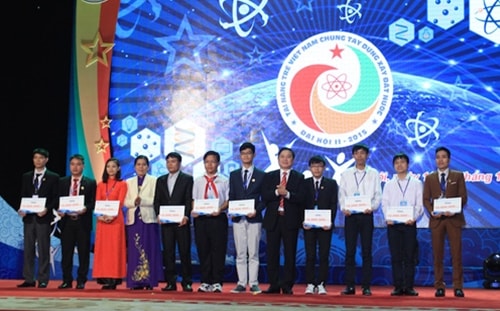 Chủ nhiệm Uỷ ban KH-CN&MT của Quốc hội Phan Xuân Dũng, Chủ tịch Trung ương Hội LHPN Việt Nam Nguyễn Thị Thanh Hoà tặng quà của Quỹ khuyến học Tài năng trẻ cho 10 tài năng trẻ có hoàn cảnh khó khăn.
