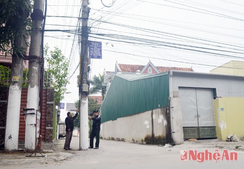 Tương tự đây là cột điện nằm đầu ngõ số 2, đường Trường Chinh, phường Lê Lợi. Nhiều người dân xung quanh cho biết, nơi đây đã từng xảy ra những vụ tai nạn do hạn chế tầm nhìn, nhất là vào ban đêm.
