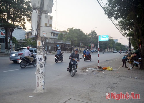 Một cột điện nằm gần như chính giữa đường Trường Tiến, đoạn giao với đường Minh Khai thuộc phường Hưng Bình, TP Vinh