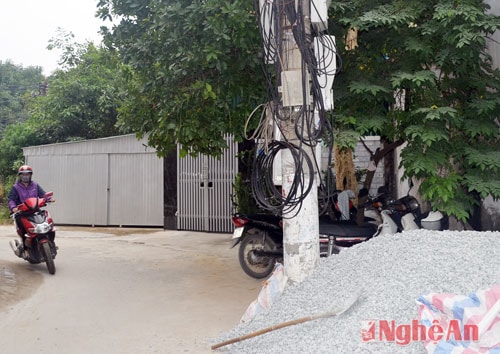 Còn đây là cột điện nằm ngay đoạn cua ngay trước nhà số 6 đường Tô Bá Ngọc, phường Hưng Bình tiềm ẩn nhiều nguy cơ mất an toàn giao thông. 