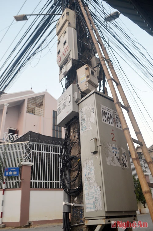 Cột điện trước số nhà 62 đường Lê Văn Tám thuộc phường Lê Mao. Cột điện ở ngay đoạn cua nên mỗi phương tiện khi di chuyển qua đều phải hết sức thận trọng.