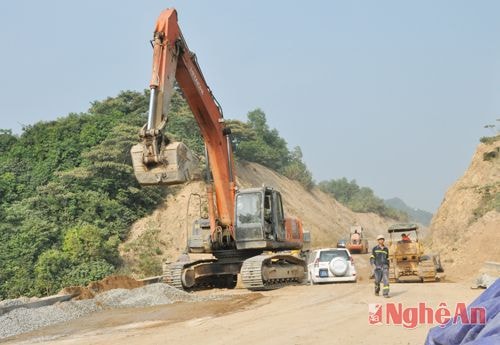 Thi công tuyến đường Hoàng Mai- Thái Hòa. Ảnh Thu Huyền