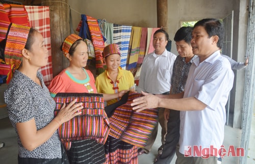 :Lãnh đạo huyện Con Cuông trao đổi với Ban Chủ nhiệm HTX thổ cẩm Môn Sơn về giải pháp đẩy mạnh phát triển nghề truyền thống. Ảnh HN